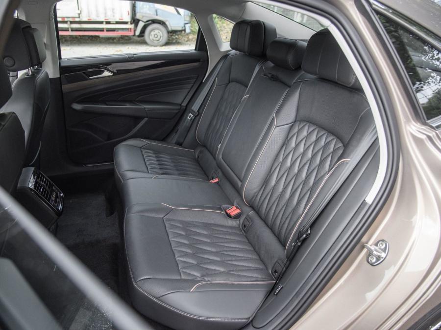 Интерьер Volkswagen Passat L 2018 года  (CN) (фото 13 из 24)